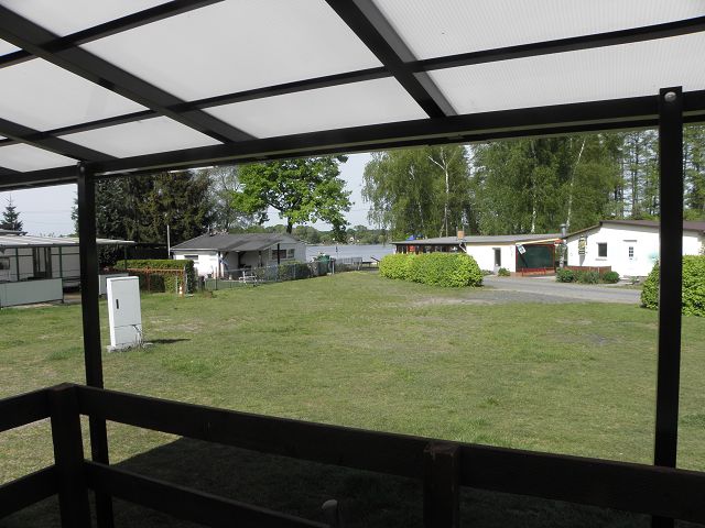 k-Blick von ueberdachter Terrasse Mobilheim Mercure 7.JPG